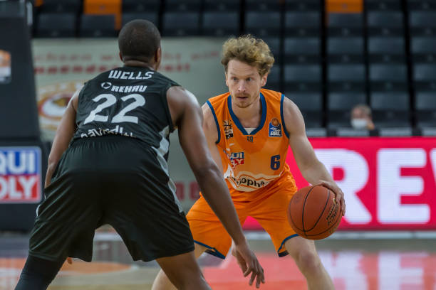 且对球队长 且对球队长